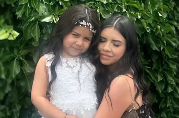 Jennifer Arias fotografiada con su hija Jenella.
