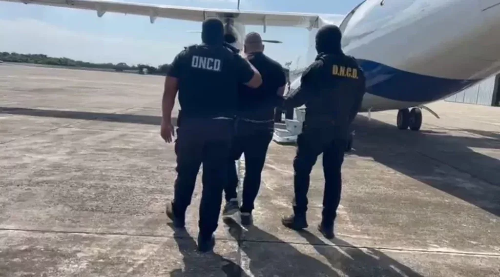 Uno de los involucrados siendo escoltado