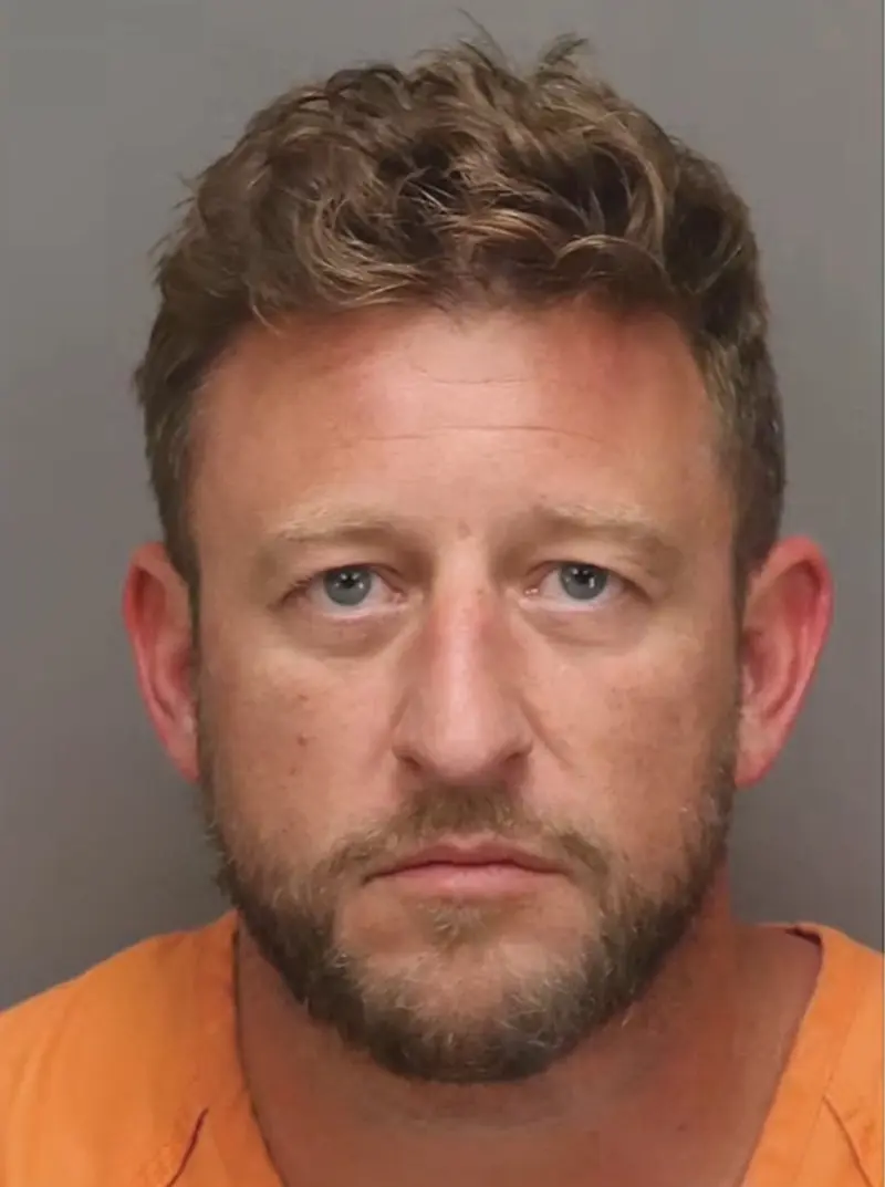 Christopher Smith fue arrestado por ocasionar la pérdida tras supuestamente impactar a su novia y perjudicarla con un niño en su camioneta.Oficina del Sheriff del Condado de Pinellas