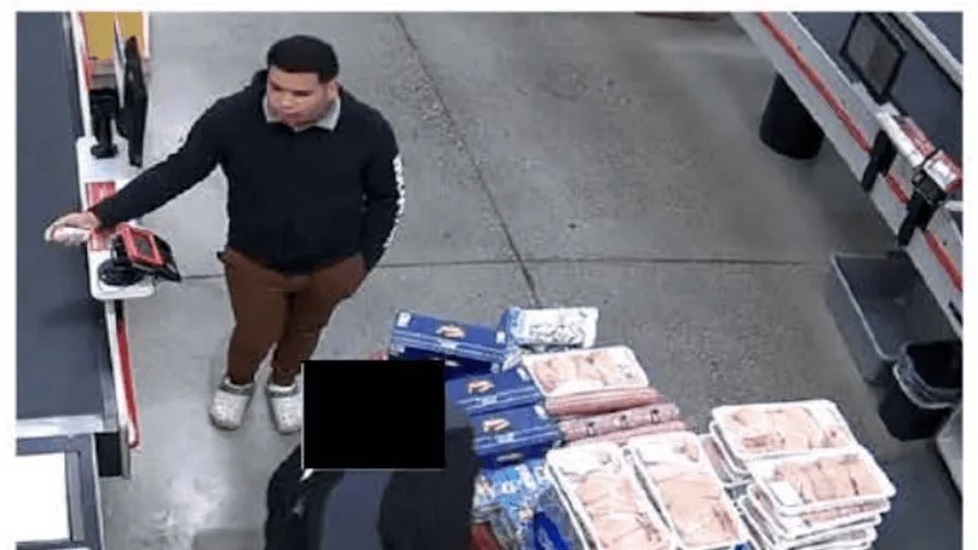 Imagen del dominicano Raúl Fernández Vicioso comprando insumos con tarjetas del SNAP.