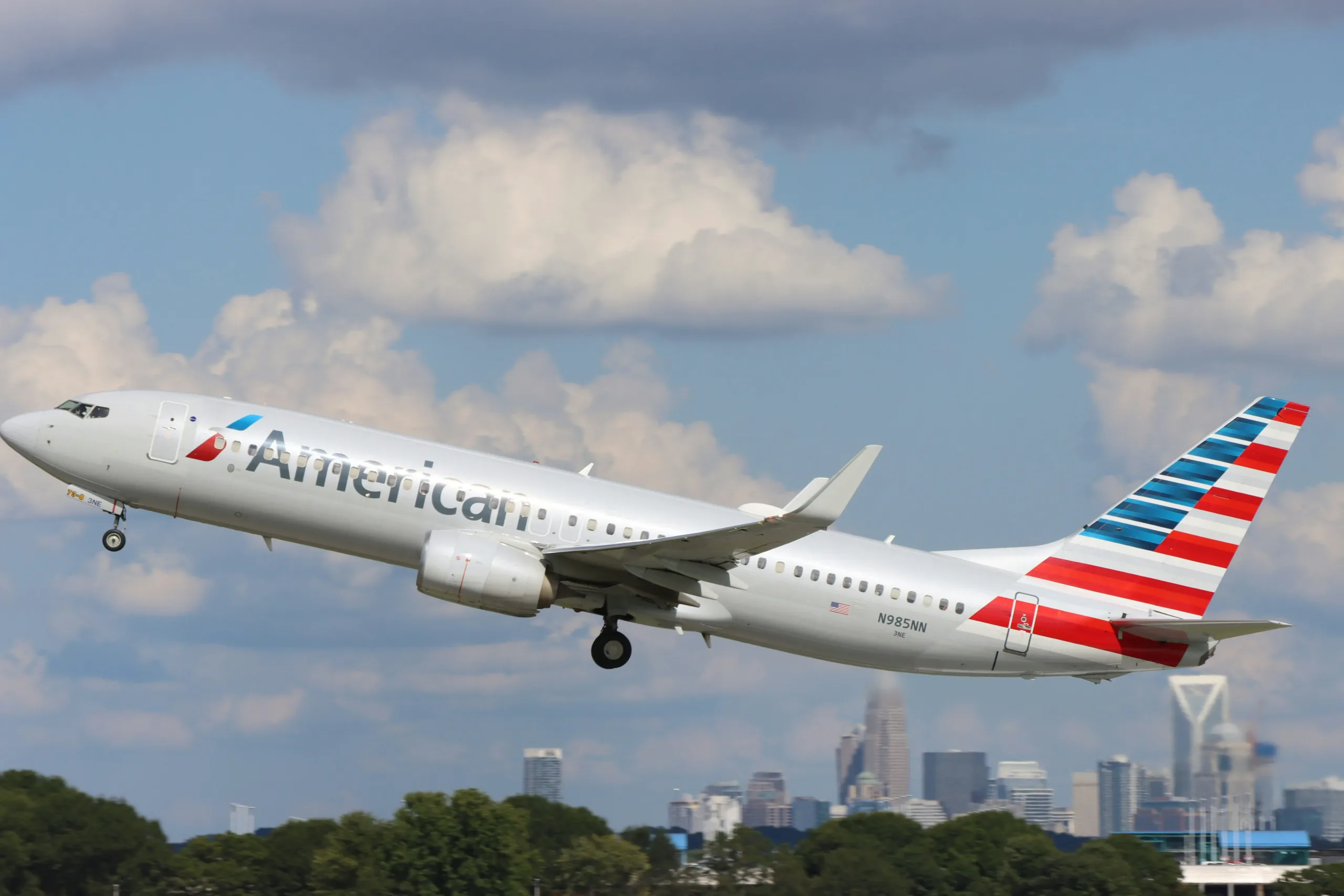 Avion de american airlines despegando