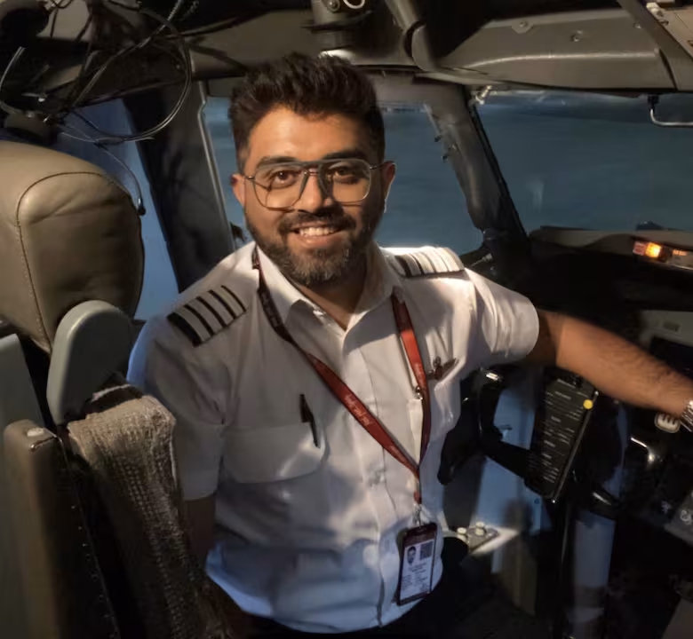 El Capitán Smit Machchhar, quien fue afectado este miércoles 30 de septiembre en un incidente aéreo en pleno vuelo de FlyDubaiX | Twitter