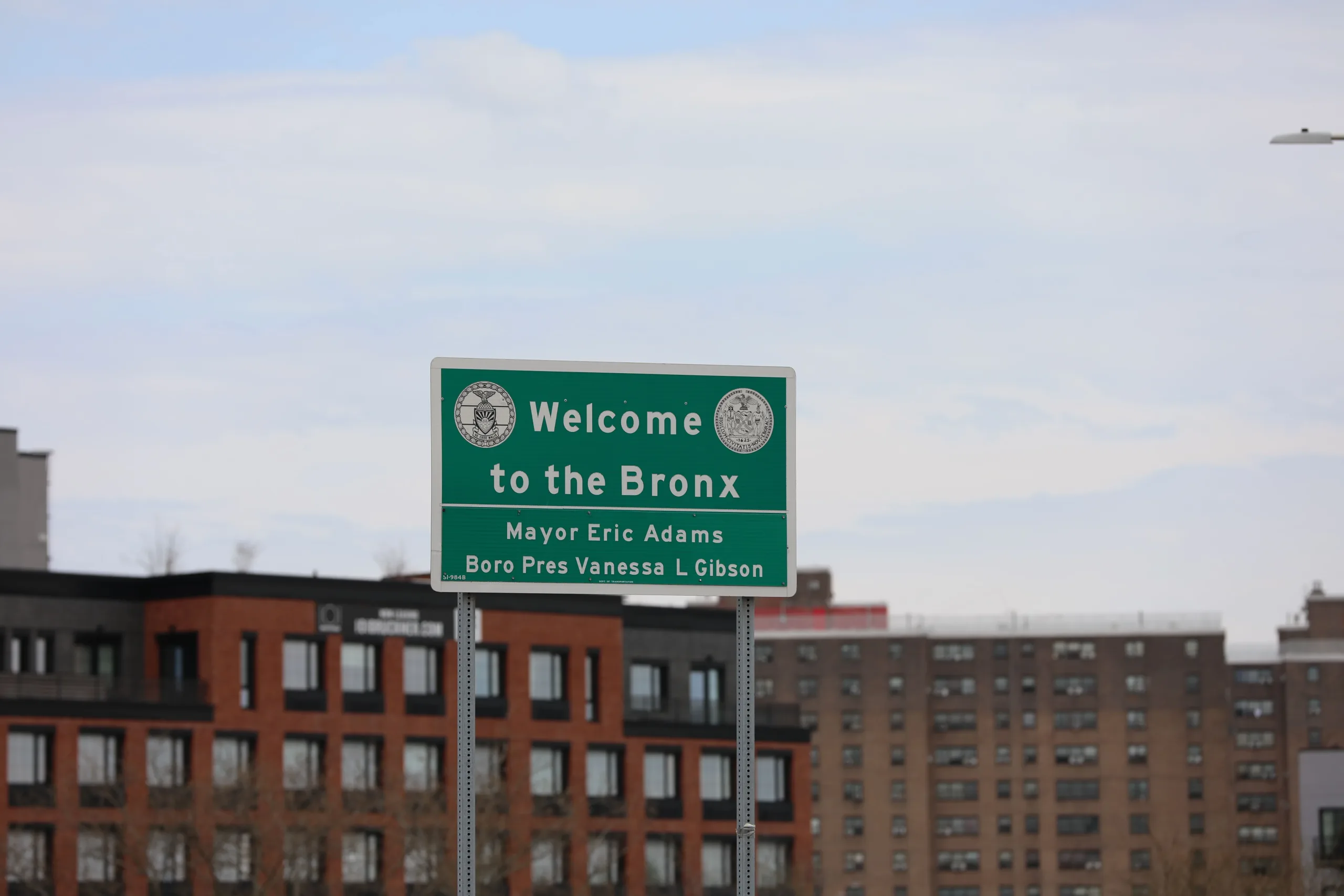 Investigan incidente vial que involucró a varias personas en El Bronx