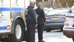 Policía busca a tres personas por incidente en Fordham Road