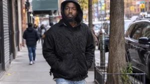 Arrestan a joven tras incidente frente a negocio en Chelsea