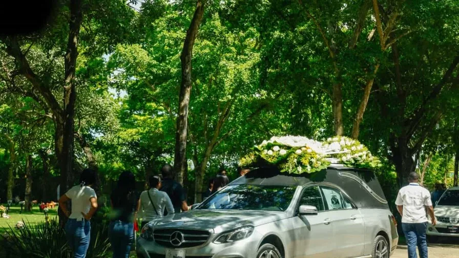 Familiares y compañeros despidieron en el cementerio Puerta del Cielo al conductor de InDrive, Félix Valentín Casalinovo. (DIARIO LIBRE/ADRIANA SUELS)
