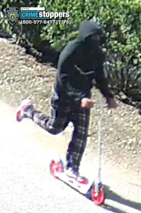 Un joven de 17 años se entregó a los detectives de la comisaría número 101 en Far Rockaway, donde fue acusado de provocar la pérdida de una vida en relación con el incidente contra un niño de 14 años en Arverne.Fotografía cortesía del Departamento de Policía de Nueva York (NYPD).